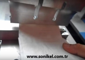 La chiusura di sacchi ventilati con valvola con la saldatrice di materie plastiche ad ultrasuoni (Riempimento con polvere)
